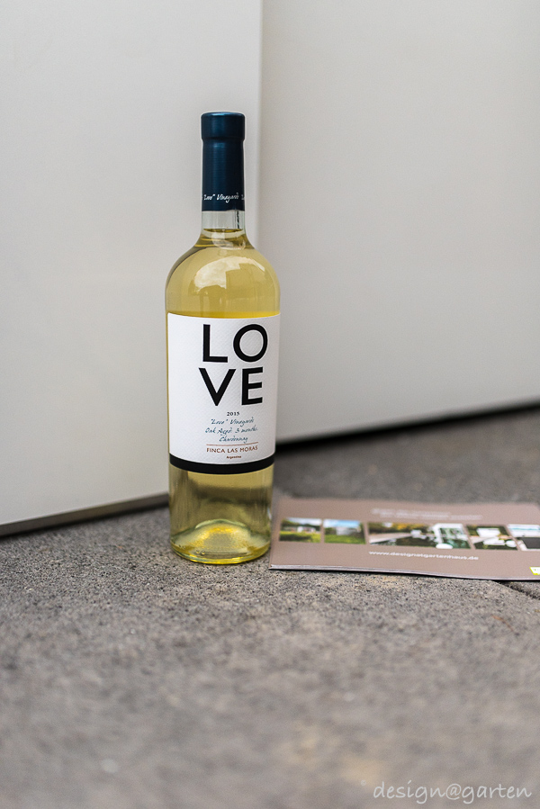 Eleganza discreta in riva al mare: la casetta tecnica per la piscina